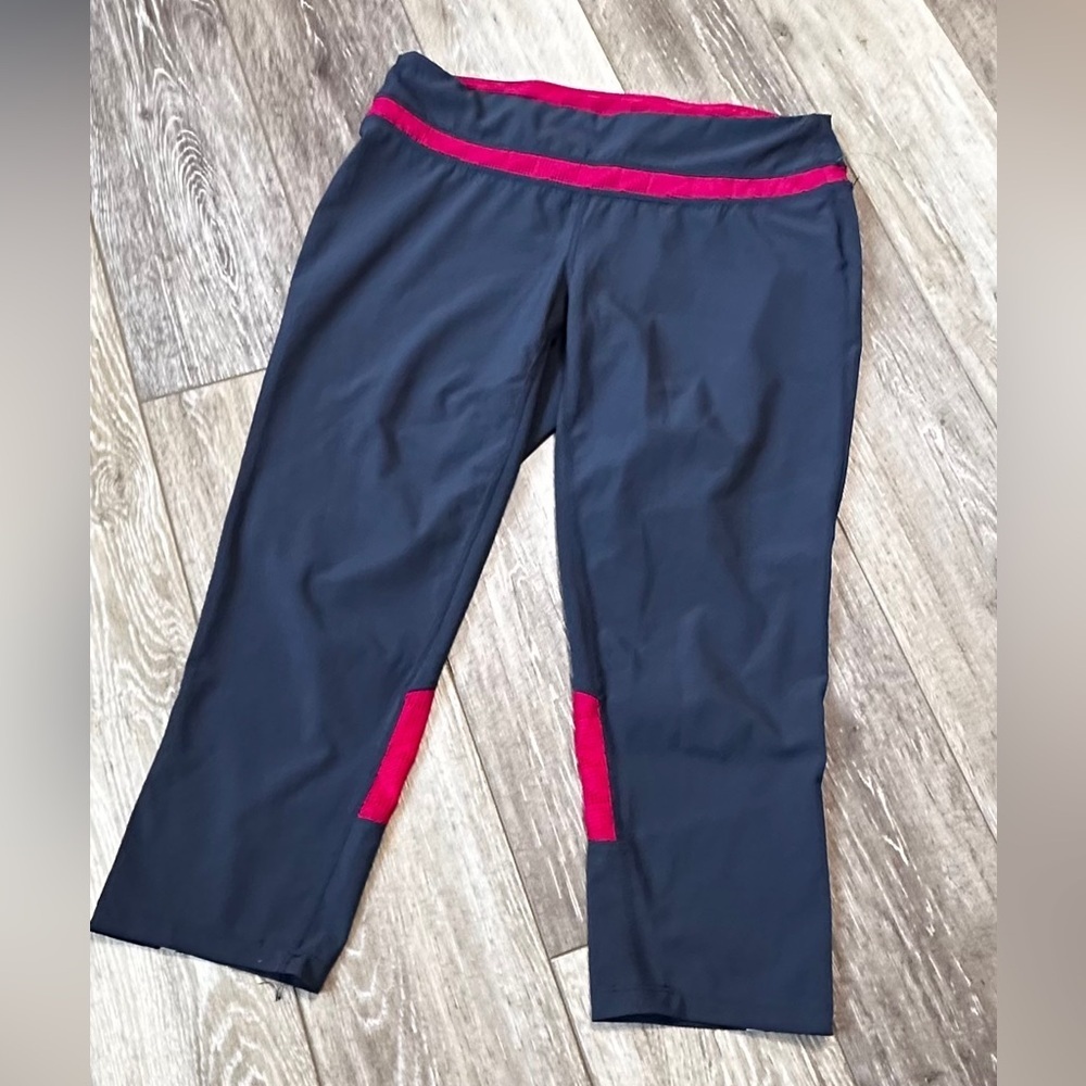 🛍️Tangerine Gray Capri with pink and tiny back zipper pocket size S